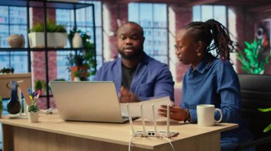 Cesareti kırılmış Afrikalı Amerikalı çift, hatayı düzeltmek için sorun çıkarırken sinirlenerek dengesiz bir Wi-Fi ağıyla boğuşuyor. Bir sürü uzak görevi olan stresli insanlar. Kamera A.