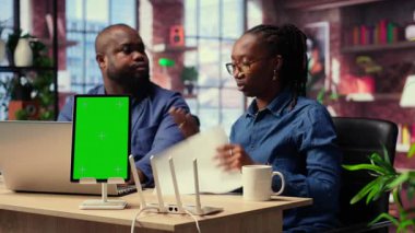 Siyahi erkek ve kadın evdeki internete, ekranın yanında sinirleniyorlar, zayıf bağlantıları tespit ediyorlar ve ağ hatalarını düzeltmek için farklı sorun çözme tekniklerini deniyorlar. Kamera B.