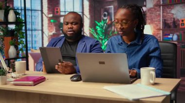 Evlerindeki Afrikalı Amerikalılar online araştırmalara ve internette sörf yapmaya, bir dizüstü bilgisayar ve tablet kullanarak tele-iş yapmaya ve dijital dünyaya bağlı kalmaya odaklandılar. Kamera A.