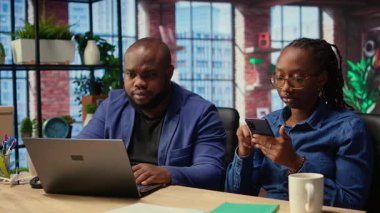 Afrika kökenli Amerikalı insanlar evde farklı aktivitelerle vakit geçiriyorlar. Genç adam çalışıyor ve para kazanıyor. Kız arkadaşı ise akıllı telefonuyla internet sitelerini karıştırıyor. Kamera A.