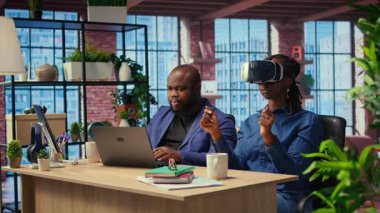 Serbest çalışan çift, gelişmiş teknolojiyle uzaktan kumandalı bir işte çalışıyor. Genç adam, VR kulaklığıyla 3 boyutlu simülasyonları keşfediyor. Yapay zeka, metaevren ve modern kariyerlerde yenilik. Kamera A.