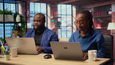 Afro-Amerikalı bir erkek ve kadın ev ofisinde kavga çıkarıyorlar, işleri uzaktan bitirmeye çalışırken hayal kırıklığına uğruyorlar ve sinirleniyorlar. Sinirli, stresli bir çift kariyerlerini yönetiyor. Kamera A.