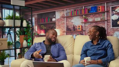 Genç çift evde sakin bir akşamın tadını çıkarıyor sıcak içecekler ve hikayelerini paylaşıyor, sakin sakin anlar. Partnerler kahkaha ve hikaye anlatma, rahatlama ve pozitif titreşimlerle meşgul olurlar. Kamera A.