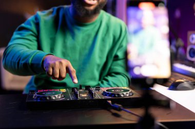 Ses tasarımcısı, bir karıştırma konsolunda temel kontrollerin nasıl öğrenileceği üzerine bir ders kaydediyor. Prodüksiyon üstadı sınıfında ders veriyor. Erkek sanatçı yapımcısı ses kayıt tekniklerini açıklıyor.