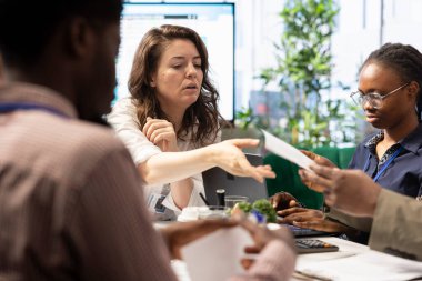 Çeşitli iş adamları yıllık kayıtları incelemek için yönetim kurulunda toplanıyor, küresel kalkınma hizmetlerini iyileştirmek için satış bilgilerini inceliyorlar. Atılgan personeli.