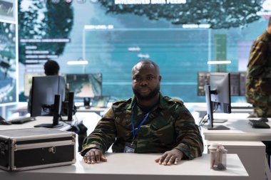 Askerin POV 'u gerçek zamanlı savaş alanı verileri iletiyor, askeri harekat üssünde çalışıyor izleme radar sisteminden bilgi topluyor. Çevrimiçi istihbarat paylaşımı.