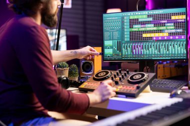 Profosyonel sanatçı, stüdyo ortamında ses kayıtlarını düzenlemek için USB çubuğu kullanıyor, müzik endüstrisinde post prodüksiyon yapıyor. Yetenekli şarkıcı karıştırma ve ustalaştırma melodileri, daw yazılımı bilgisayarda.