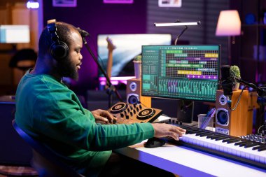 Ses üreticisi ev stüdyodaki konsol ve piyano tuşlarını karıştırarak DAW yazılımıyla ilgili ses kayıt dosyalarını düzenliyor. Kayıt uzmanı eski kayıtlarda kaliteyi arttırıyor.