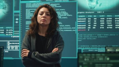 Siber saldırıları ya da tehditleri tespit eden bir ulusal güvenlik operasyon merkezinde siber güvenlik uzmanı. Hükümet hackleme ekibi verileri korumaya odaklanıyor, siber operasyonlar devam ediyor. Kamera A.