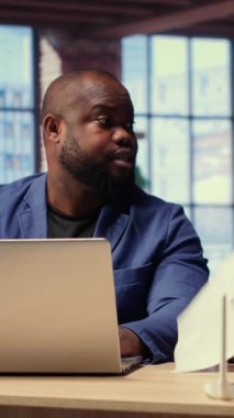 Afrikalı kızgın insanlar internet sorunlarıyla mücadele ediyorlar, LAN kablolarını test ediyorlar ve Wi-Fi ayarlarını bağlantıyı geri getirmek için ayarlıyorlar. Hayal kırıklığına uğramış serbest çalışanlar. Kamera B.