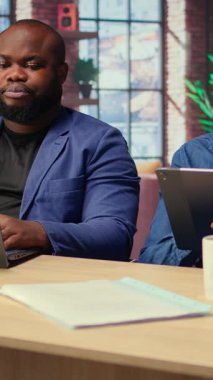 Bağımsız insanlar, dijital araçlarla çevrili evlerindeki uzak iş görevleri için cihazlar kullanıyorlar ve program esnekliğinin faydalarından keyif alıyorlar. Modern serbest yaşam tarzı işte. Kamera B.