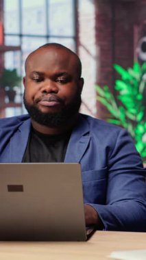 Bağımsız insanlar, dijital araçlarla çevrili evlerindeki uzak iş görevleri için cihazlar kullanıyorlar ve program esnekliğinin faydalarından keyif alıyorlar. Modern serbest yaşam tarzı işte. Kamera B.