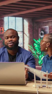 Kızgın Afrikalı Amerikalılar sinyal kaybı, tartışan ve rahatsız olan kadınlar yüzünden Wi Fi modemini sıfırlamaya çalışıyor. Hayal kırıklığına uğramış çift, sorun çıkarma yöntemleri yüzünden kavga ediyor. Kamera A.