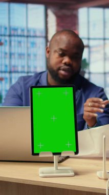 Kopya alanının yanındaki kablosuz ağ kurulumunu tamir ederken kavga eden Afrikalı Amerikalı çift serbest meslek yaşamlarında verimliliklerini korumak için sorun çıkaran yönlendirici hatalar yapıyor. Kızgın serbest çalışanlar. Kamera A.