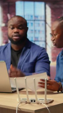 Cesareti kırılmış Afrikalı Amerikalı çift, hatayı düzeltmek için sorun çıkarırken sinirlenerek dengesiz bir Wi-Fi ağıyla boğuşuyor. Bir sürü uzak görevi olan stresli insanlar. Kamera A.