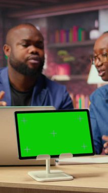 Modemi kopyalama alanının yanına yeniden başlatarak, bağlantı hatalarını sorun gidererek ve farklı ağ yapılandırmalarını test ederek sürmekte olan bir Wi-Fi sorununu düzeltmeye çalışan rahatsız insanlar. Kamera A.