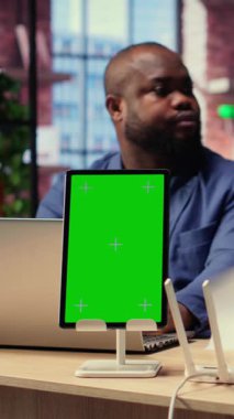 Siyahi erkek ve kadın evdeki internete, ekranın yanında sinirleniyorlar, zayıf bağlantıları tespit ediyorlar ve ağ hatalarını düzeltmek için farklı sorun çözme tekniklerini deniyorlar. Kamera B.
