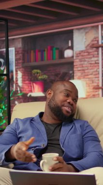 Genç çift evde sakin bir akşamın tadını çıkarıyor sıcak içecekler ve hikayelerini paylaşıyor, sakin sakin anlar. Partnerler kahkaha ve hikaye anlatma, rahatlama ve pozitif titreşimlerle meşgul olurlar. Kamera A.