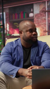 Siyah adam ve kadın rahat dairelerinde oturup dizüstü bilgisayarda dijital pazarlama stratejilerini tartışıyorlar. Birbirlerine uzak işlerinde ve serbest yolculuklarında destek oluyorlar. Kamera A.