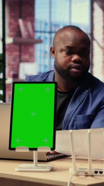 Kopya alanının yanındaki kablosuz ağ kurulumunu tamir ederken kavga eden Afrikalı Amerikalı çift serbest meslek yaşamlarında verimliliklerini korumak için sorun çıkaran yönlendirici hatalar yapıyor. Kızgın serbest çalışanlar. Kamera B.