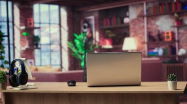 Boş, modern bir daire ev ofisi ve ev ofisinde dizüstü bilgisayarı, ahşap zeminli ve kapalı salonda bitkileri olan bir çatı katında son moda mobilyalar. Lüks konforlu minimalist şehir çatı katı.