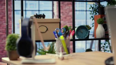 Modern geniş bir stüdyo, temiz bir yerleşim yeri ve ev ortamında davetkar bir ortam, ev ofisi, aletler ve malzemeler. Modern ve minimalist döşemeleri olan şık mobilyalar, ahşap döşemeler..