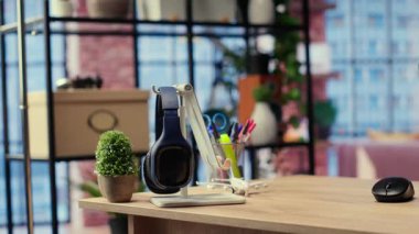 Moda mobilya ve ahşap döşeme ile dekore edilmiş serbest ve şık endüstriyel kentsel alanlar için kullanılan bir ofis masası olan boş modern stüdyo daire. Kapalı mekanlı bitkilerin olduğu en küçük stüdyo..