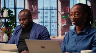 Afrika kökenli Amerikalı çift, iş eğilimlerini araştırmak ve çevrimiçi bir markayı yönetmek için bir dizüstü bilgisayar kullanarak bir yönetim projesi üzerinde birlikte çalışıyorlar. Bir takım olarak başarılı bir uzak kariyer gelişimi. Kamera B.