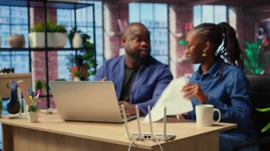 Afrikalı kızgın insanlar internet sorunlarıyla mücadele ediyorlar, LAN kablolarını test ediyorlar ve Wi-Fi ayarlarını bağlantıyı geri getirmek için ayarlıyorlar. Hayal kırıklığına uğramış serbest çalışanlar. Kamera A.