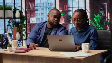 Afrika kökenli Amerikalı kadın ve erkek dijital işleri için fikir üretmek için modern teknoloji ve internet araçlarını kullanarak iletişimi ve verimliliği artırmak için fikir üretiyorlar. Kamera B.