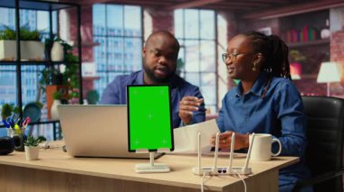 Kopya alanının yanındaki kablosuz ağ kurulumunu tamir ederken kavga eden Afrikalı Amerikalı çift serbest meslek yaşamlarında verimliliklerini korumak için sorun çıkaran yönlendirici hatalar yapıyor. Kızgın serbest çalışanlar. Kamera A.