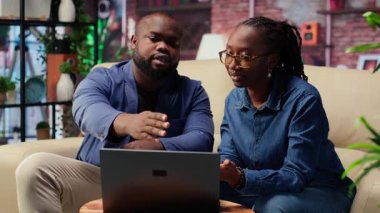 Siyah adam ve kadın rahat dairelerinde oturup dizüstü bilgisayarda dijital pazarlama stratejilerini tartışıyorlar. Birbirlerine uzak işlerinde ve serbest yolculuklarında destek oluyorlar. Kamera B.