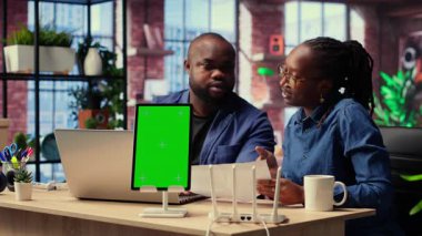 Kopya alanının yanındaki kablosuz ağ kurulumunu tamir ederken kavga eden Afrikalı Amerikalı çift serbest meslek yaşamlarında verimliliklerini korumak için sorun çıkaran yönlendirici hatalar yapıyor. Kızgın serbest çalışanlar. Kamera B.