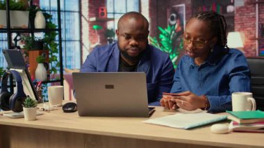 Gençler, bir şey almadan ya da ödemeden önce mali bakiyeyi kontrol etmek için kredi kartı kullanıyorlar. Afrikalı Amerikalı çift internet üzerinden alışveriş yapıyor. Kamera A.