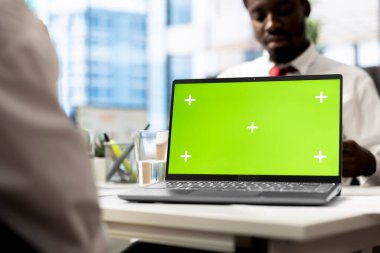 Aday nitelikleri şirket beklentileri ile aynı hizada olduktan sonra işe alan kişi model dizüstü bilgisayar kullanıyor. İK çalışanı, iş başvurusunda bulunanla şartları kabul etmeden önce izole ekran defterinden özgeçmişlerini doğruladı