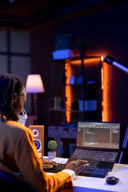 Bilgisayar bilimcisi Java programlama dillerini kullanarak daire ofisindeyken dizüstü bilgisayarda kod yazar. Afrikalı Amerikalı gençler veritabanı hatalarını düzeltmeye çalışıyor.