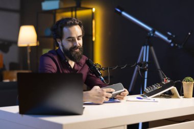 Happy içerik yaratıcısı, internet platformları için kablosuz taşınabilir hoparlör üzerinden teknoloji değerlendirmesi yapıyor. Neşeli konuşmacı abonelerine müzik çalma teçhizatını sunuyor.