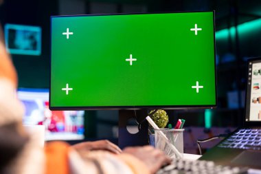 Ticari şema ve fotokopi alanlarını inceleyen ticaret mühendisi, kâr elde etmek ve hissedarlardan fon almak için evden çalışıyor. Uzman istatistikleri çevrimiçi değerlendirir.