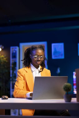 Ofiste telgraf işçisi, defterdeki belgeleri düzenliyor, raporları ve dosyaları güncelliyor, yazı yazıyor. Dizüstü bilgisayardaki dosya dizinleri içindeki dijital belgeleri yöneten serbest çalışan, görevleri tamamlayan