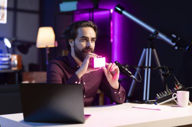 Seyircilerle canlı yayında küçük ışıklı ışıkları tartışan gözlemci. Yayın sırasında hayranlarıyla sohbet eden, stüdyoda RGB ışıklandırma cihazı çeken nüfuzlu kişi.