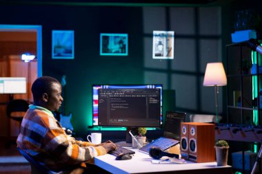 Merkez ofisteki programcı bilgisayarında kod yazarken böcekleri bulmaya odaklanıyor. Ekrana bakarken kaşlarını çatan Afrikalı Amerikan Bilişim Yöneticisi, kod satırlarındaki hatalardan dolayı kafası karışmış.