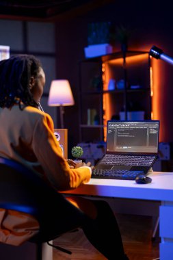 Ofisteki teknisyen defter cihazında kod yazıyor, yazılım programları geliştiriyor, komutları giriyor. Uygulamadaki hataları düzelten ve yeni özellikler uygulayan yetenekli Z genci