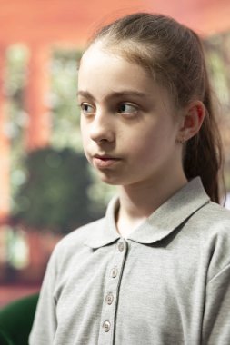 Düşük özsaygısı ve depresyonu olan bir ergenin danışmanlık oturumunda açılması, iç hayal kırıklığı ve düşük özgüvenle strese girmesi. Davranış terapisi. Kapat..