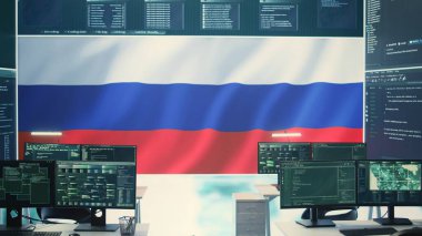 Rus bayrağını büyük ekranda gösteren yüksek teknoloji izleme odası, siber savaş ve propaganda konsepti. Rus ideolojisi, sahte haberler ve uluslararası siber çatışmalar üzerinde duruluyor. Yanlış anlama. Kamera B.