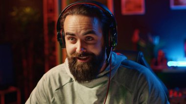 Canlı yayın sırasında abonelerin önünde video oyunları oynayan sporcu, oyun sırasında strateji tavsiyeleri veriyor. Neon lit stüdyosundaki profesyonel oyuncu yayın oyununu kapatın.