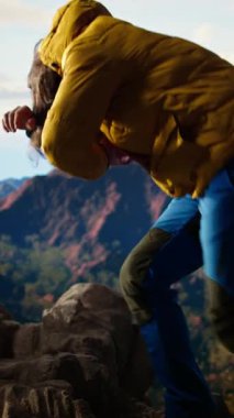 Dikey Video Sakar Gezgin dik bir dağın zirvesinde dengesini kaybediyor. Güçlü rüzgarlar onu rotasından saptırıyor ve keşif gezisinde donanımsız oluyor. Soğuk hava için hazırlıksız yürüyüşçü. Kamera.