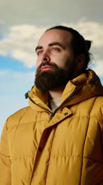 Dikey Video Kaşifi bir dağın zirvesinde duruyor ve temiz hava ve panoramik manzarayı seyrediyor. Yürüyüşçü engebeli tepelerin, engin gökyüzünün, maceranın ve manzaranın çarpıcı manzarasına hayran. Kamera B.