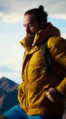 Sıcak giysiler içinde dikey Video Trekker panoramik dağ sırasına bakarak, macera duygusunu ve en nefes kesici manzaraları keşfetmekle gelen kişisel gelişimi kucaklıyor. Kamera A