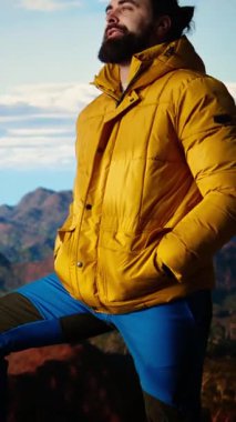 Dikey Video Belirleyen Kâşif sonsuz gökyüzüne ve yükselen zirvelere bakıyor, aşırı yürüyüş faaliyetlerini yansıtıyor ve korkuları yeniyor. Nefes kesici dağ manzarasının tadını çıkarıyor, doğa aşığı. Kamera A.