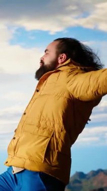 Dikey Videolu Mutlu Maceracı, başarının gücünü hissederek dağın tepesinde durmanın heyecanını kucaklıyor. Huzurlu gökyüzü ve uçsuz bucaksız vahşi doğayla ilham verici bir dağ sırası.